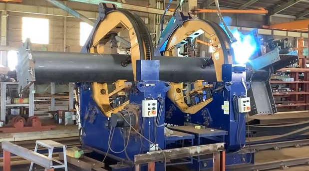 溶接ロボット作業風景